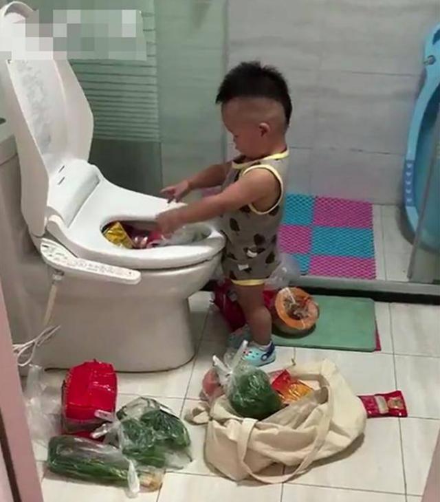 妈妈去厨房煮米饭，完事在厕所找到儿子，这画面让妈妈永生难忘！