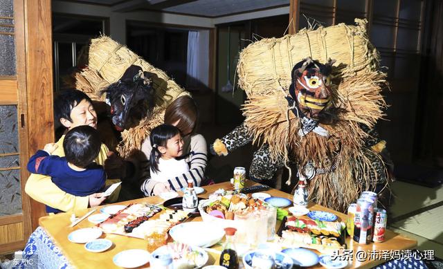 8岁女孩与3岁孩子争抢食物打架：我是客人，你得让着我