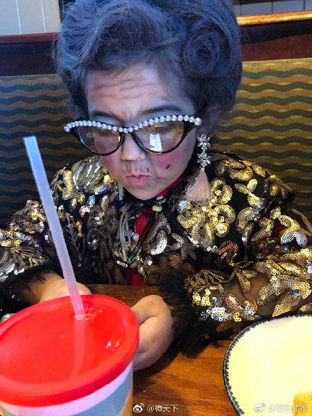 为庆祝上幼儿园100天，6岁小女孩打扮成100岁老人的模样