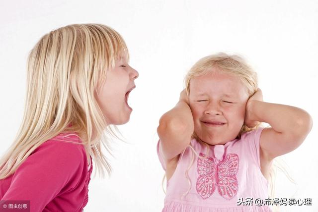 8岁女孩与3岁孩子争抢食物打架：我是客人，你得让着我