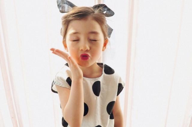 女儿从小就漂亮？这未必是件好事，家长应该避免这三个影响