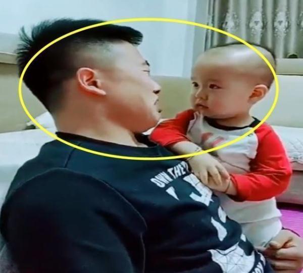爸爸跟宝宝告状腿被妈妈打疼了，爷俩抱头痛哭，宝妈：戏精父子！