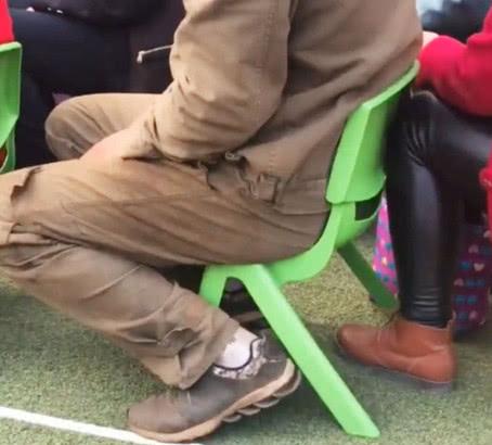 即使再忙，也要去参加家长会，家长会上这位父亲的鞋子成了亮点