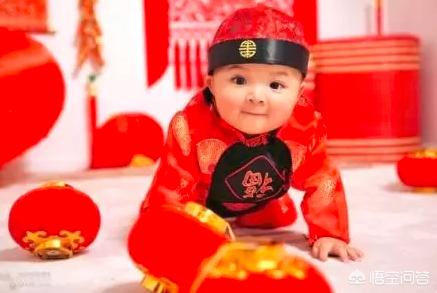 宝宝刚出生半个月，肚子咕噜咕噜叫，睡觉一惊一乍然后自己吓自己就醒了是怎么回事呢？