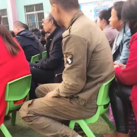 即使再忙，也要去参加家长会，家长会上这位父亲的鞋子成了亮点