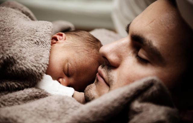 同样是亲爹，带娃的差距怎么这么大？4副图对比出啥是“蠢爹”！