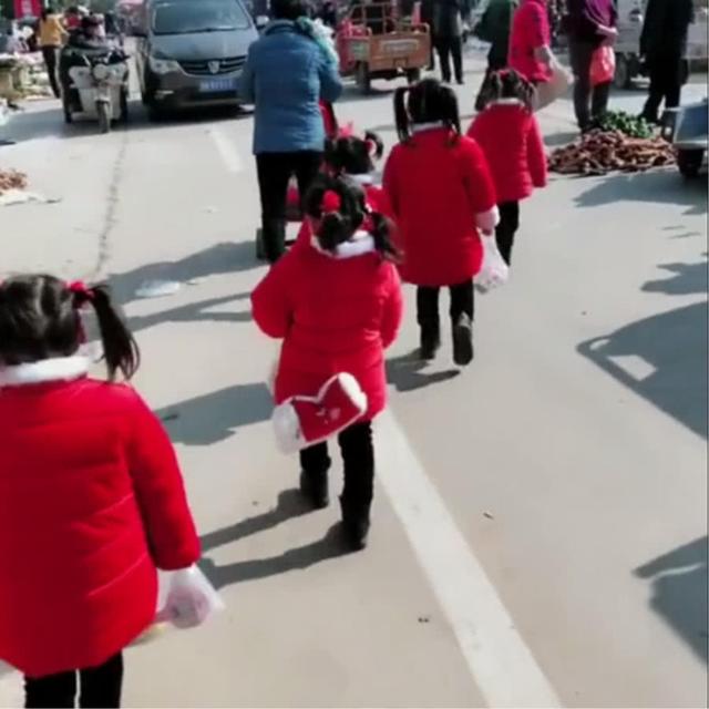 爸爸希望来个女儿，没想到一次来了5个，逛街的画风如此“吸睛”