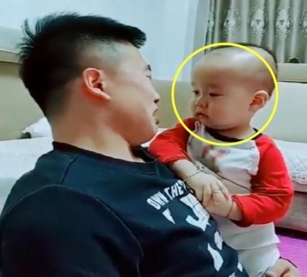 爸爸跟宝宝告状腿被妈妈打疼了，爷俩抱头痛哭，宝妈：戏精父子！