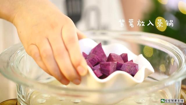 紫薯草莓是“绝配”，3分钟教你蛋糕店高档点心