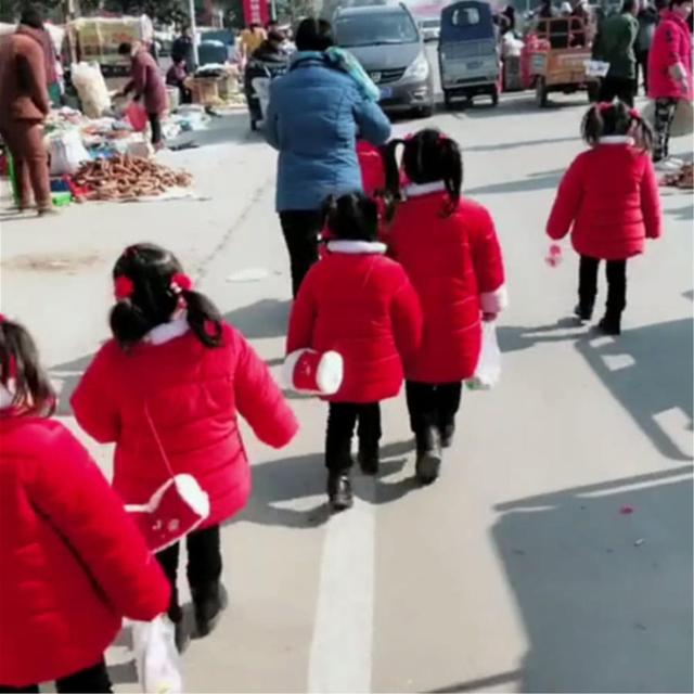 爸爸希望来个女儿，没想到一次来了5个，逛街的画风如此“吸睛”