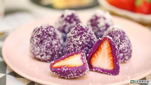 紫薯草莓是“绝配”，3分钟教你蛋糕店高档点心