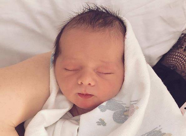 新生儿100天内，妈妈少做这3件事，对宝宝发育有好处！