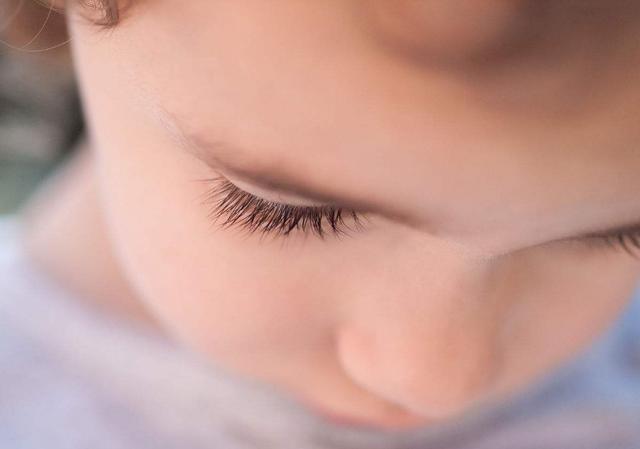 她怀孕时爱吃核桃，每天一斤吃不腻，孩子出生后不知该哭还是该笑