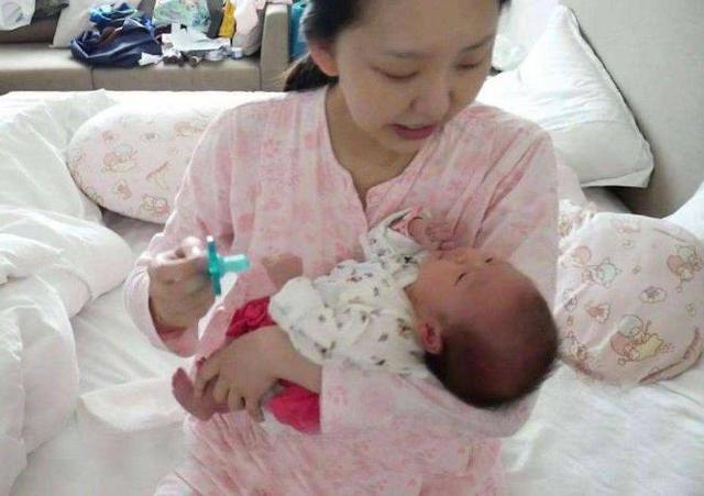 新生儿100天内，妈妈少做这3件事，对宝宝发育有好处！