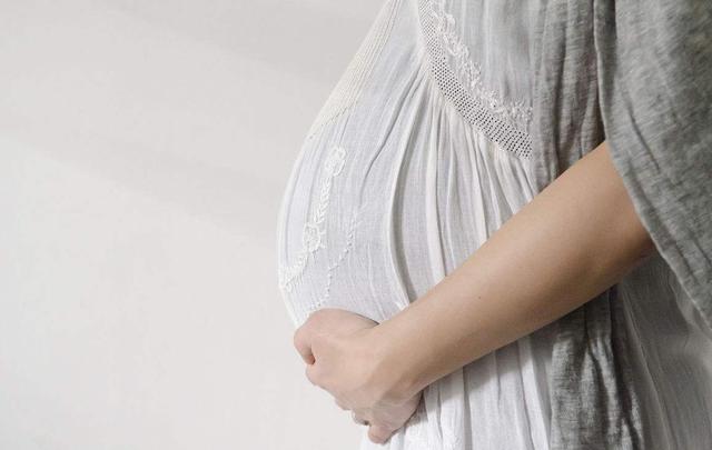 孕期同房还是禁欲？适当解压还是有好处的，但不能太过频繁哦