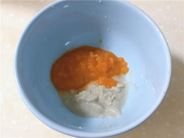 胡萝卜泥米糊：红红的 甜甜的 还能促进宝宝视力哦
