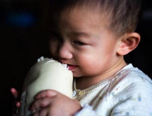 3岁孩子吃馒头噎住，母亲喂水反致死！宝宝噎住怎么办？
