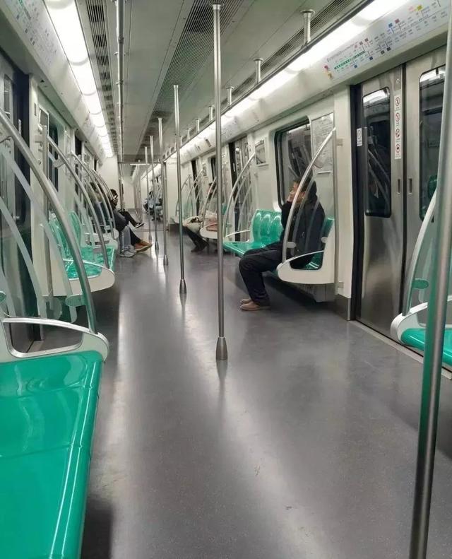 地铁上，这对母子一夜刷屏：敢这样做的妈妈，怎么可能教出熊孩子？！