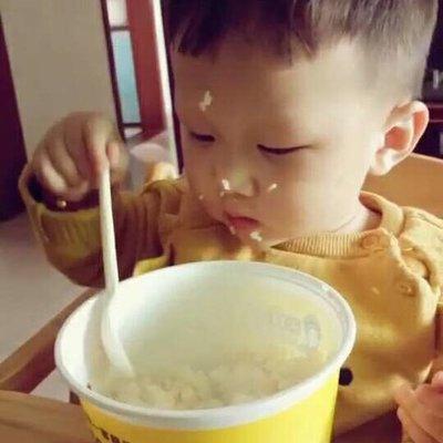 宝宝吃饭弄得满身饭渣，赶紧喂？想让宝宝自己吃饭，妈妈就忍住！