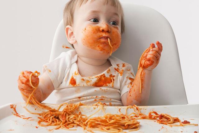 宝宝吃饭弄得满身饭渣，赶紧喂？想让宝宝自己吃饭，妈妈就忍住！