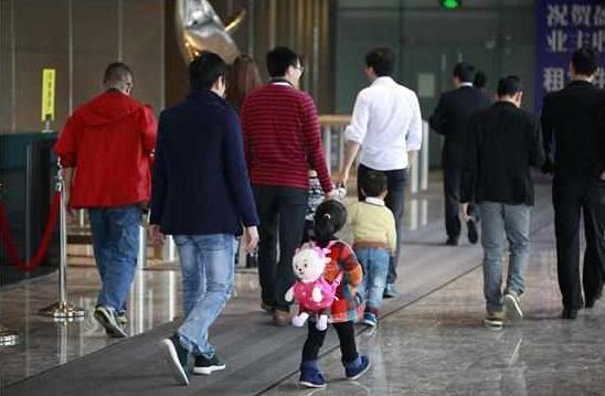 这3种宝妈带孩子，人贩子见了都“绕道走”，第一种不要太厉害