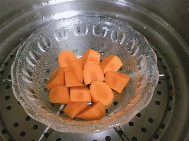 胡萝卜泥米糊：红红的 甜甜的 还能促进宝宝视力哦