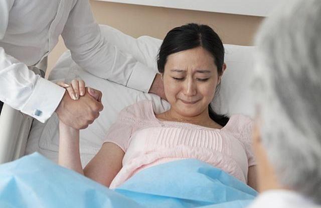 孕妈费劲力气生孩子，出来的东西却很尴尬，医生说：没事，正常