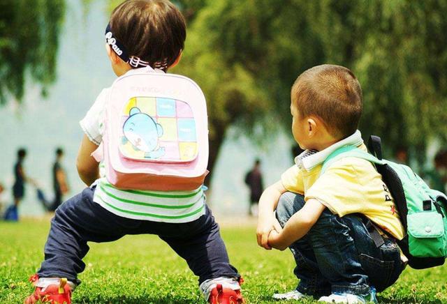 孩子在这两种家庭环境下，往往会成“窝里横”，父亲逃脱不了责任