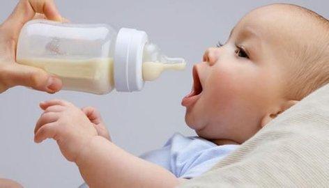 孩子呛奶，保姆一眼就发现，医生：多亏你家保姆，不然就晚了