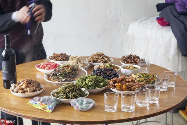 孩子不是动物，春节期间别任由长辈给宝宝喂各种食物