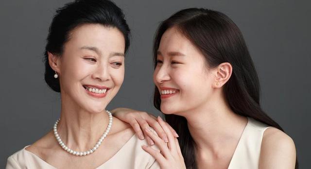 15岁女儿突然喜欢和爸爸待在一起，妈妈好奇，推开门泪崩