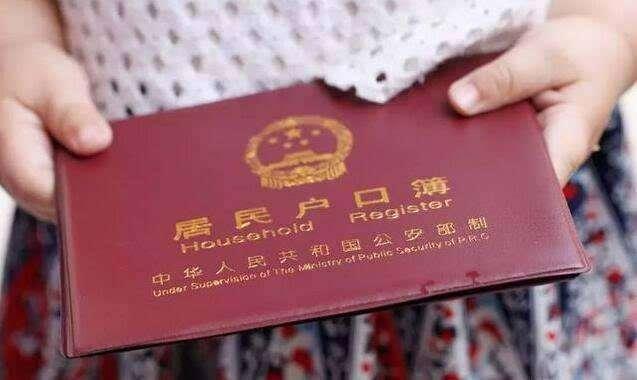 给宝宝办理出生证明，医生把孩子名字打错，妈妈看完却说不改了