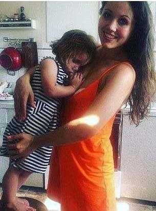 辣妈坚持给5岁女儿喂奶引争议，丈夫对“人们盯着看”感到不满
