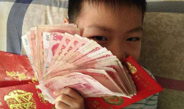 孩子到了这个年纪，压岁钱就该让他自己管了，早了晚了都不好！