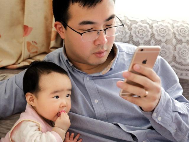 3岁女儿将爸爸的手机打落在地，爸爸拿起保温杯泼向她，酿成大错