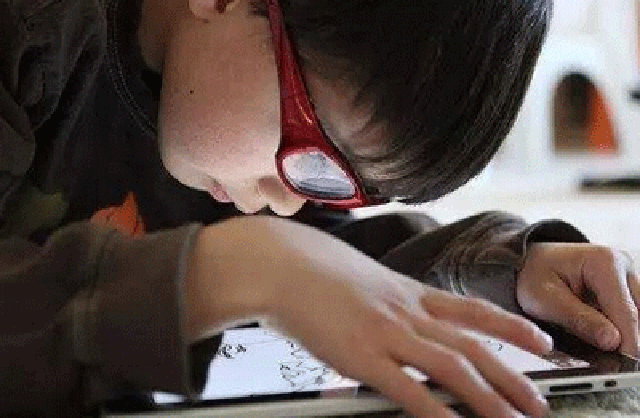 孩子玩手机之后，爸妈要督促他做这3件事，早知道早受益