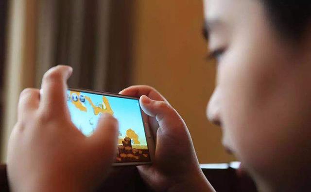 孩子玩手机之后，爸妈要督促他做这3件事，早知道早受益
