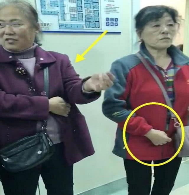 儿媳在产房分娩，亲妈和婆婆在外面的表情可以看出，亲妈是真爱