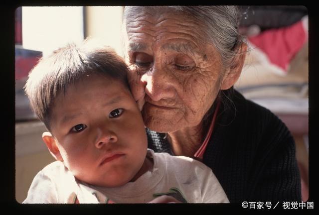 为什么如今更提倡姥姥带娃？这3个原因，过来人都深有体会！