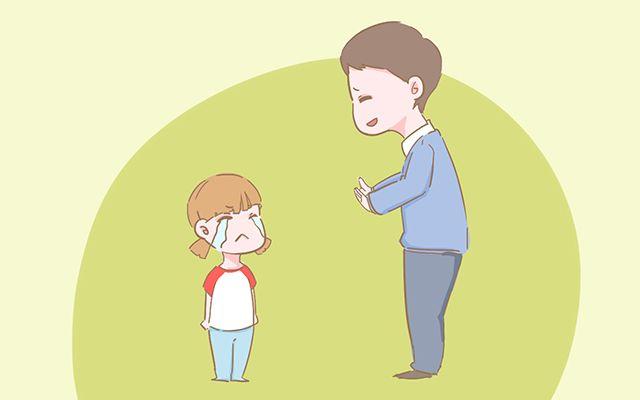 春节回老家走亲串友时，如果有人这样逗宝宝玩，妈妈要及时阻止