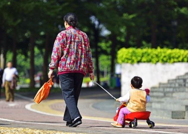 为什么如今更提倡姥姥带娃？这3个原因，过来人都深有体会！