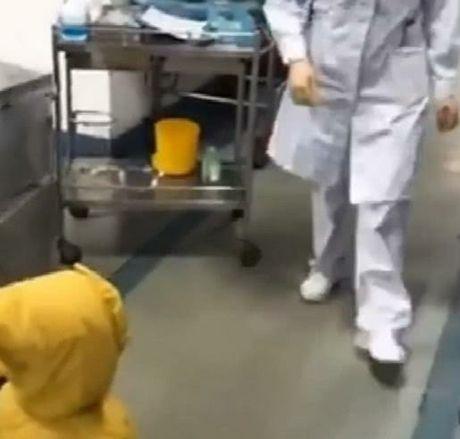 2岁宝宝想妈妈了，爸爸凌晨带她去找上夜班的妈妈，场面真催泪