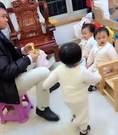 “操碎心奶爸”喂三胞胎女儿吃饭，调皮宝宝吃个饭还不忘卖萌