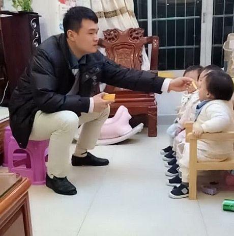 “操碎心奶爸”喂三胞胎女儿吃饭，调皮宝宝吃个饭还不忘卖萌