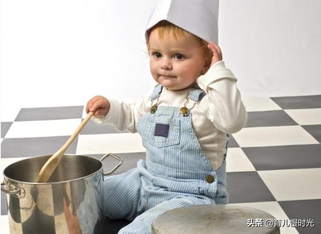 宝宝学做饭，锻炼五感好处多！两岁以上就可以帮厨啦！
