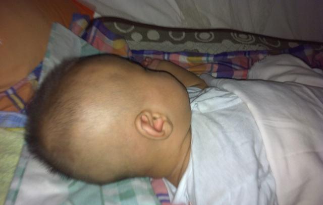 宝宝喜欢歪头睡？宝妈了解原因并及时纠正，才不会影响孩子颜值