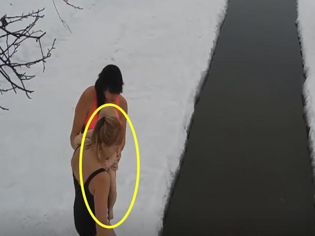 妈妈带着宝宝冬泳,看到环境后,网友们的心都要操碎了