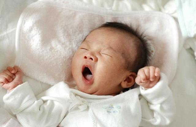 宝宝喜欢歪头睡？宝妈了解原因并及时纠正，才不会影响孩子颜值