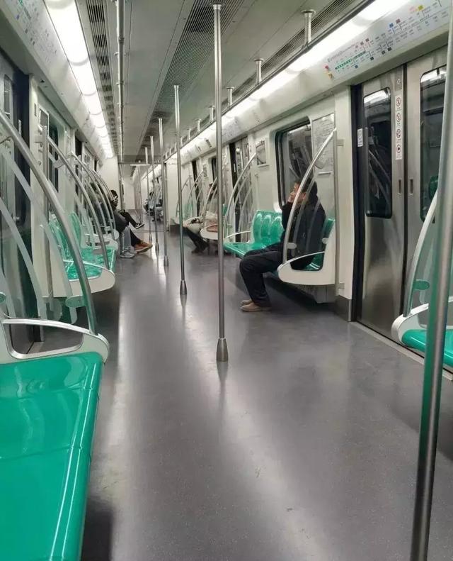 地铁上，这对母子一夜刷屏：敢这样做的妈妈，怎么可能教出熊孩子