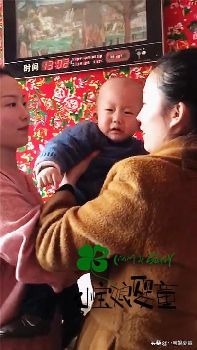 面对突然出现的两个妈妈，宝宝左拥右抱，网友：可把孩子累坏了